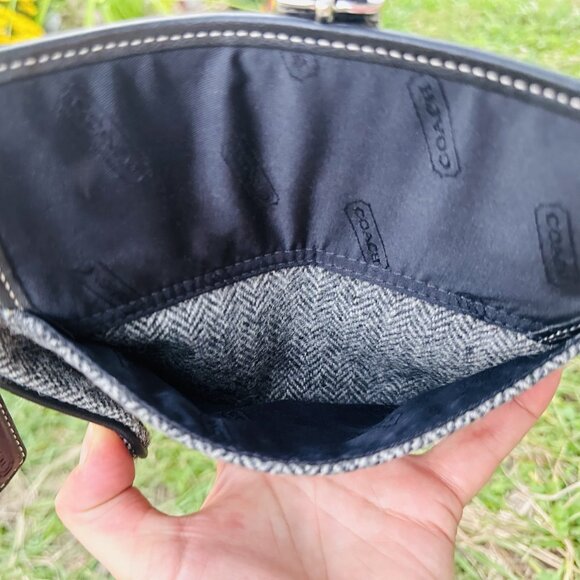 Vintage Coach Coach Herringbone Woolen Tweed Clutch Wristlet Black and White - Picture 9 of 16